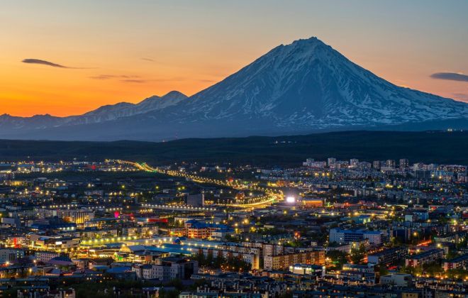 Город с видом на вулканы
