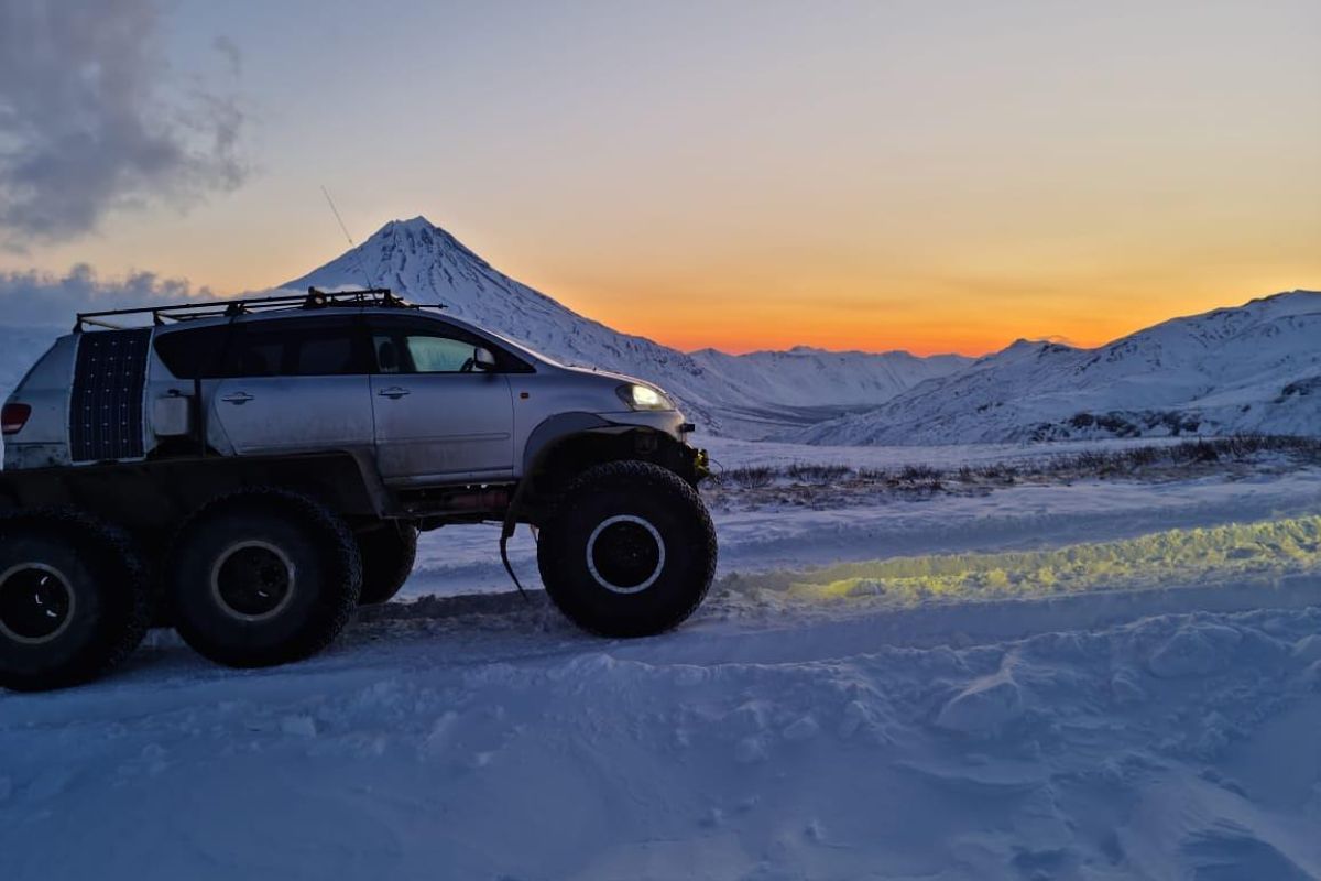 Экскурсия на вездеходе в район Мутновского вулкана: Дачные источники и каньон Опасный