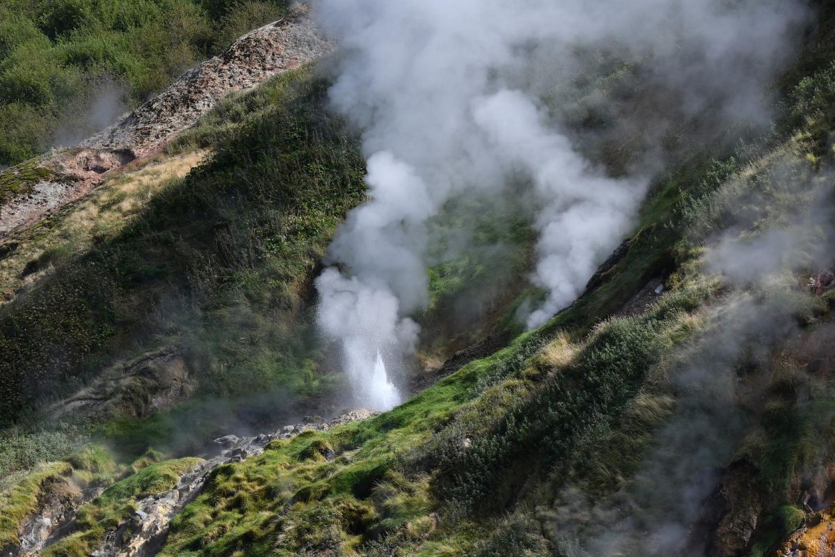 Вертолетная экскурсия в Долину Гейзеров, Узон и Налычевские источники