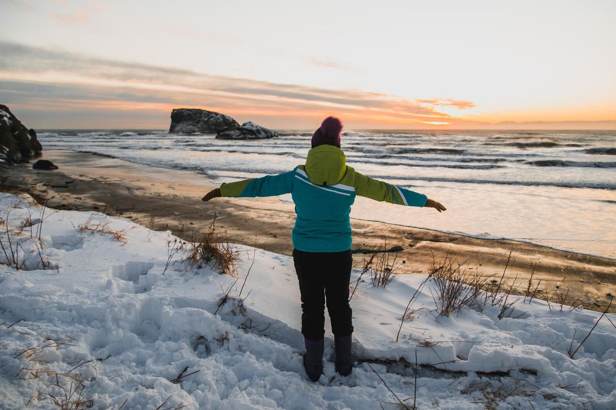 Мыс Маячный, скалы Три брата на снегоходе в нарте