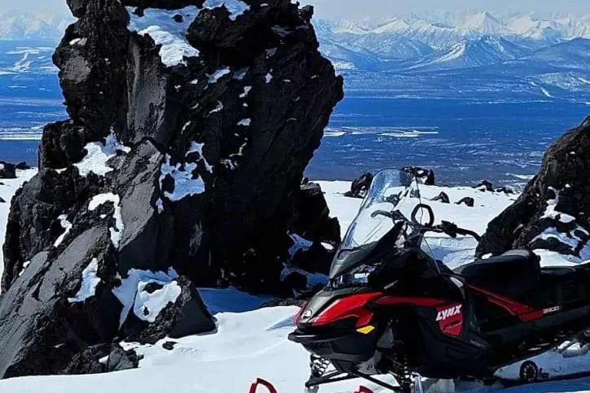 Путешествие на снегоходах на сопку Угловая, заезд на 2380м