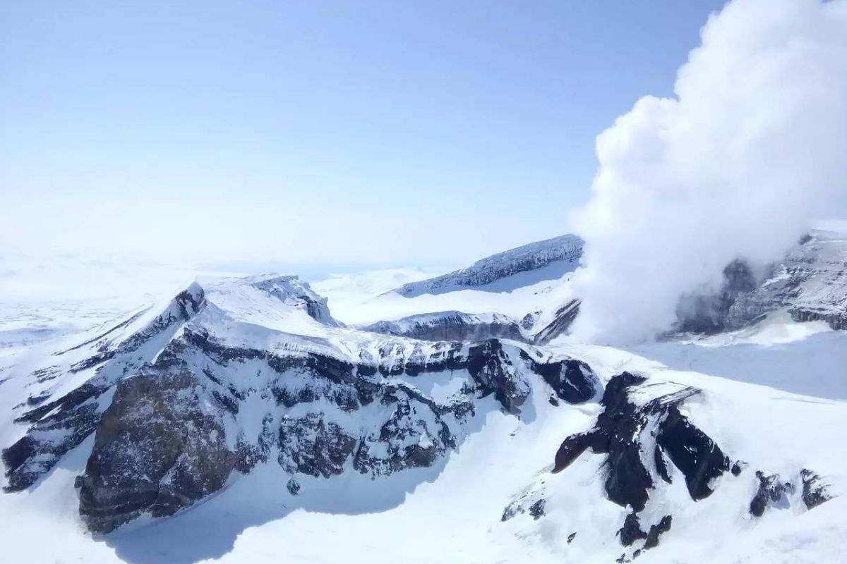 Вулкан Горелый на снегоходе