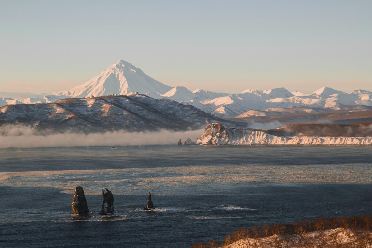 Мыс Маячный, скалы Три брата на снегоходе в нарте