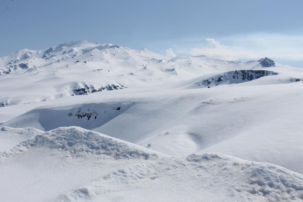 Экскурсия на вездеходе в район Мутновского вулкана: Дачные источники и каньон Опасный