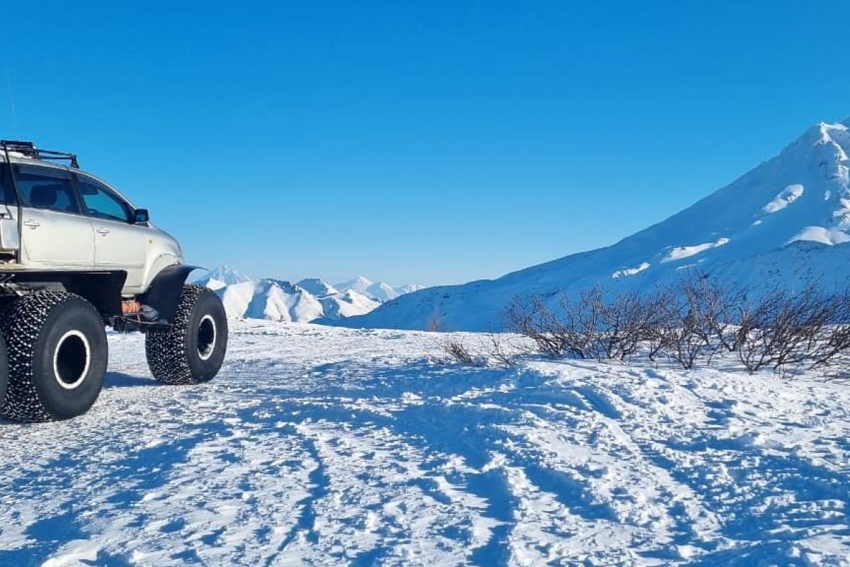 Экскурсия на вездеходе на Вилючинский перевал и Дачные источники