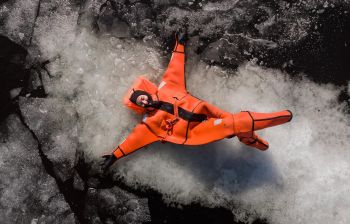 Айс-флоатинг: арктическое купание в северных водах