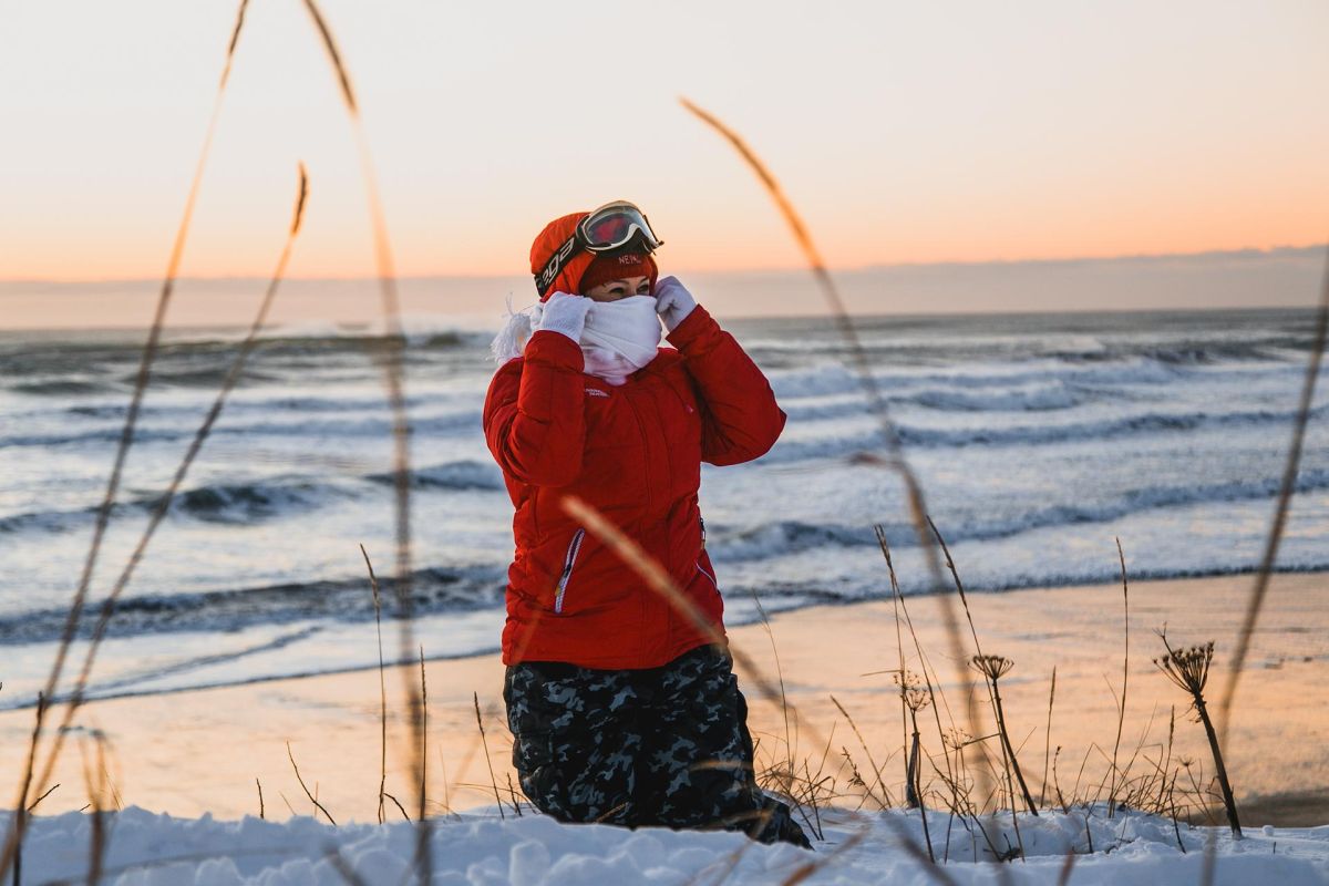Мыс Маячный, скалы Три брата на снегоходе в нарте