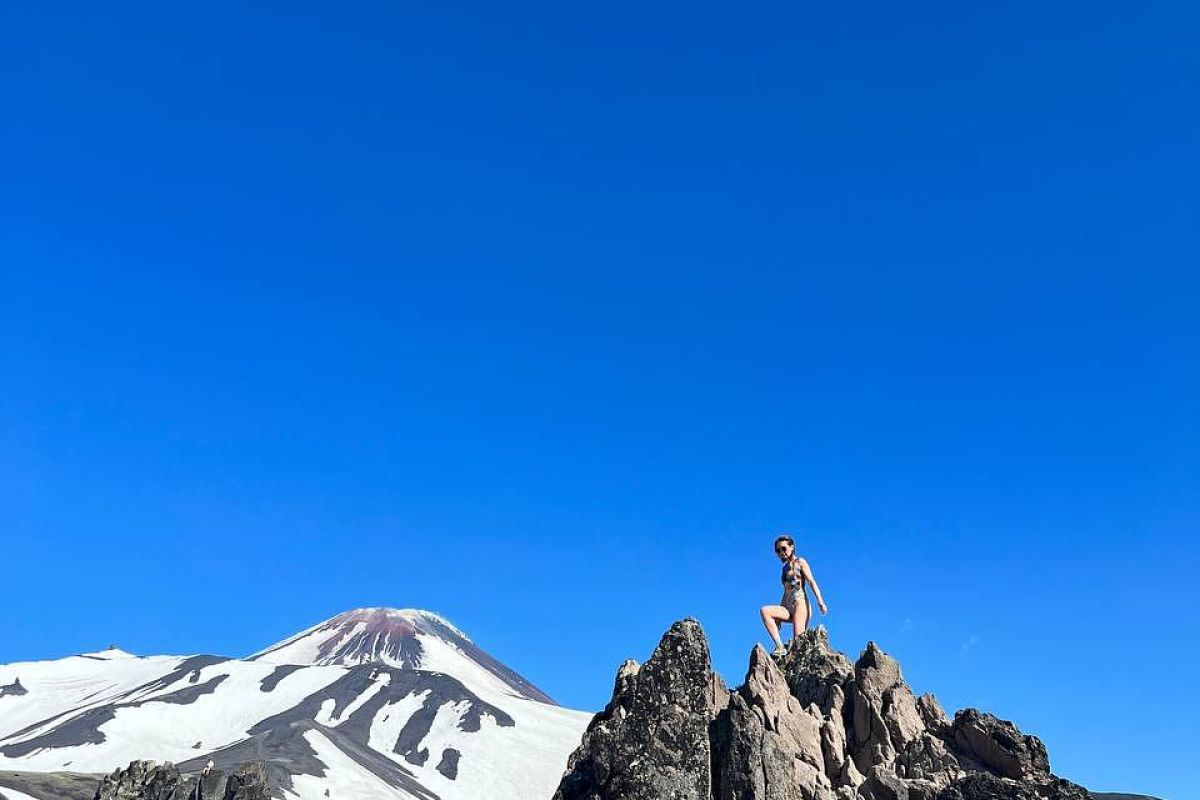 Джип-тур к Авачинскому вулкану (гора Верблюд) + «Черный пляж»
