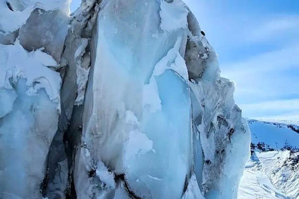 Путешествие на снегоходах на сопку Угловая, заезд на 2380м