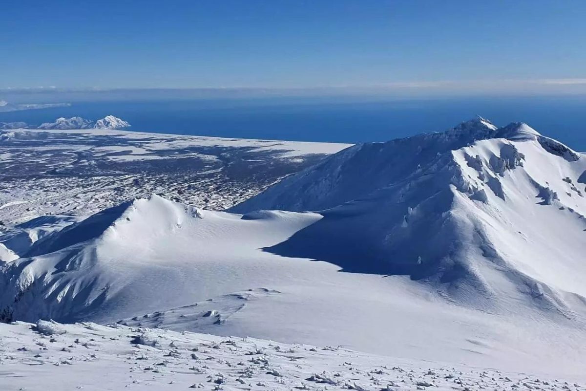 Путешествие на снегоходах на сопку Угловая, заезд на 2380м