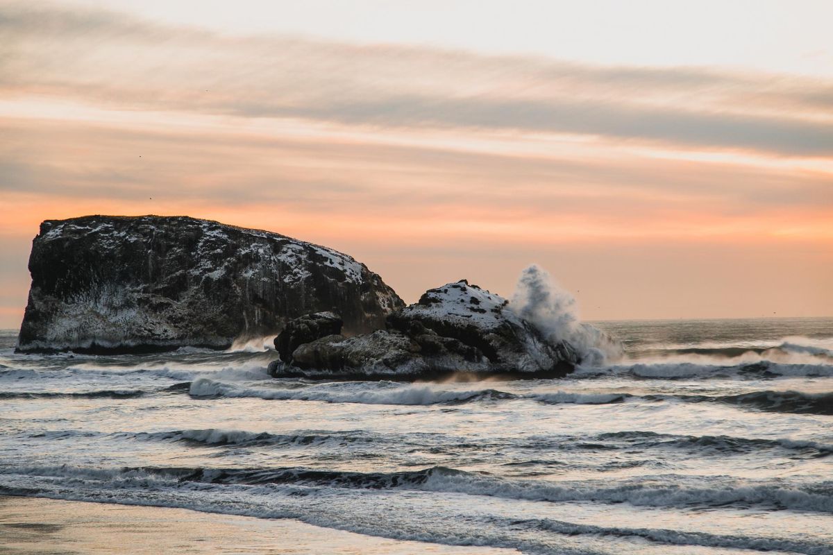 Мыс Маячный, скалы Три брата на снегоходе в нарте