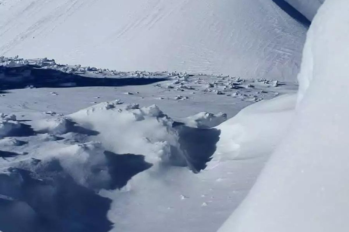 Путешествие на снегоходах на сопку Угловая, заезд на 2380м