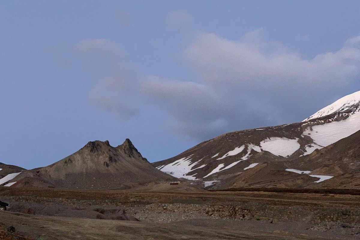 Джип-тур к Авачинскому вулкану (гора Верблюд) + «Черный пляж»