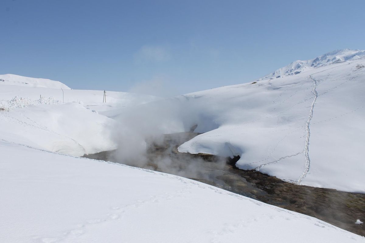 Экскурсия на вездеходе в район Мутновского вулкана: Дачные источники и каньон Опасный