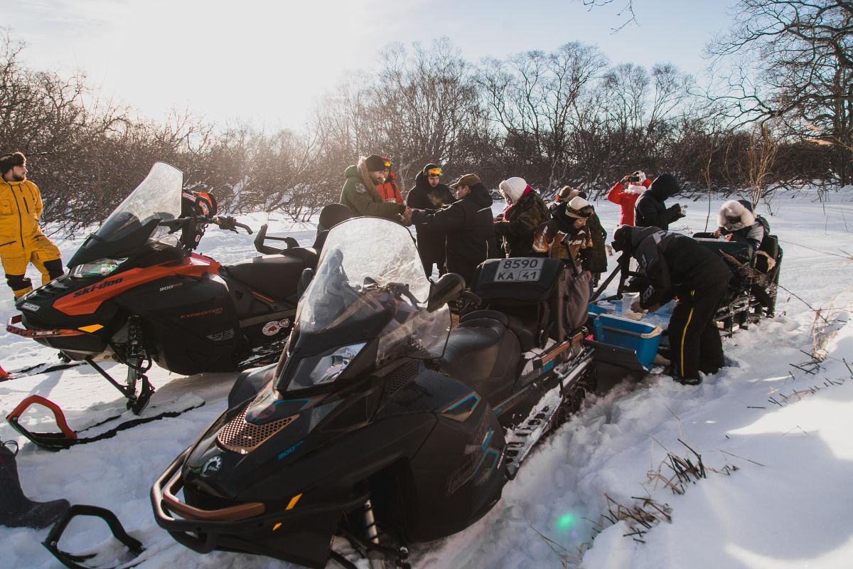 Мыс Маячный, скалы Три брата на снегоходе в нарте