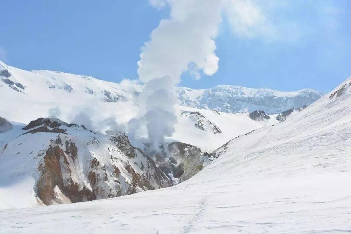 Вулкан Мутновский, путешествие на снегоходах в кратер действующего вулкана, 1 день
