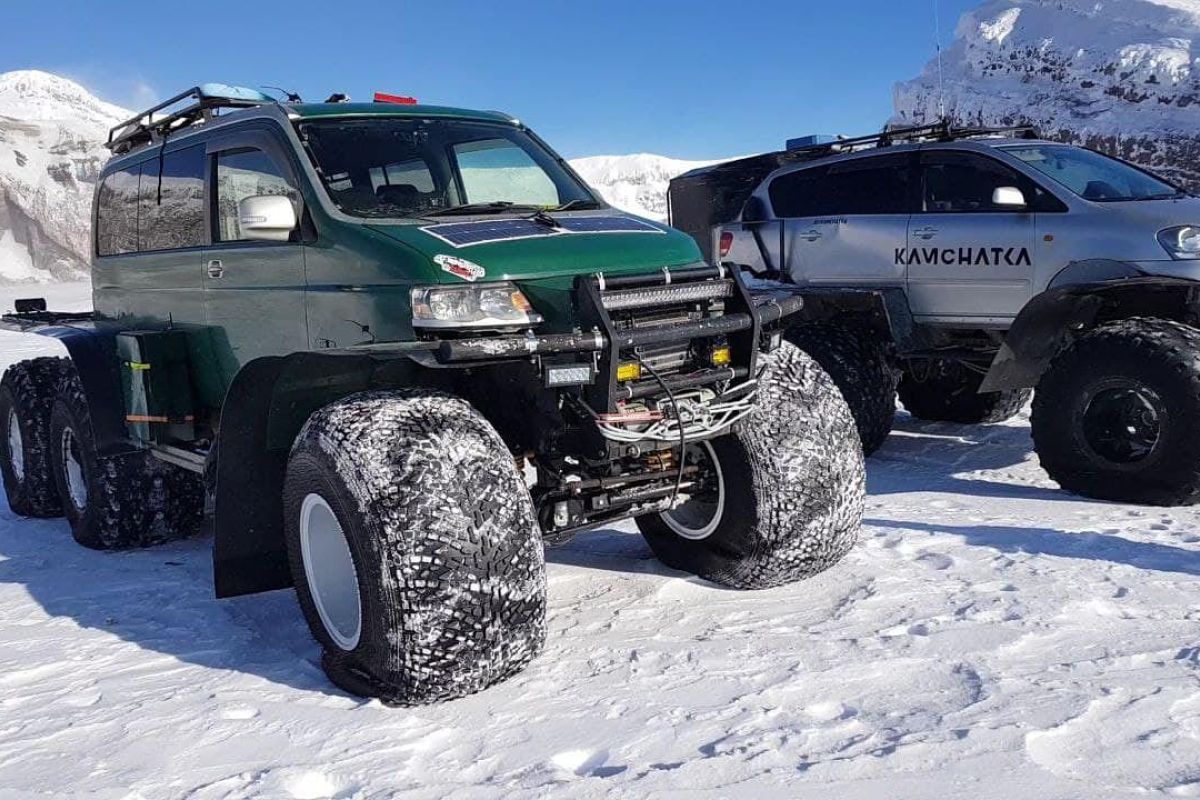 Экскурсия на вездеходе на Вилючинский перевал и Дачные источники