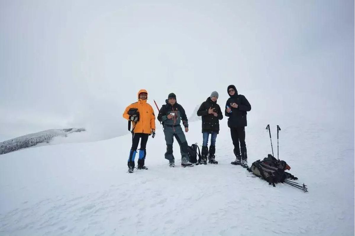 Вулкан Мутновский, путешествие на снегоходах в кратер действующего вулкана, 1 день